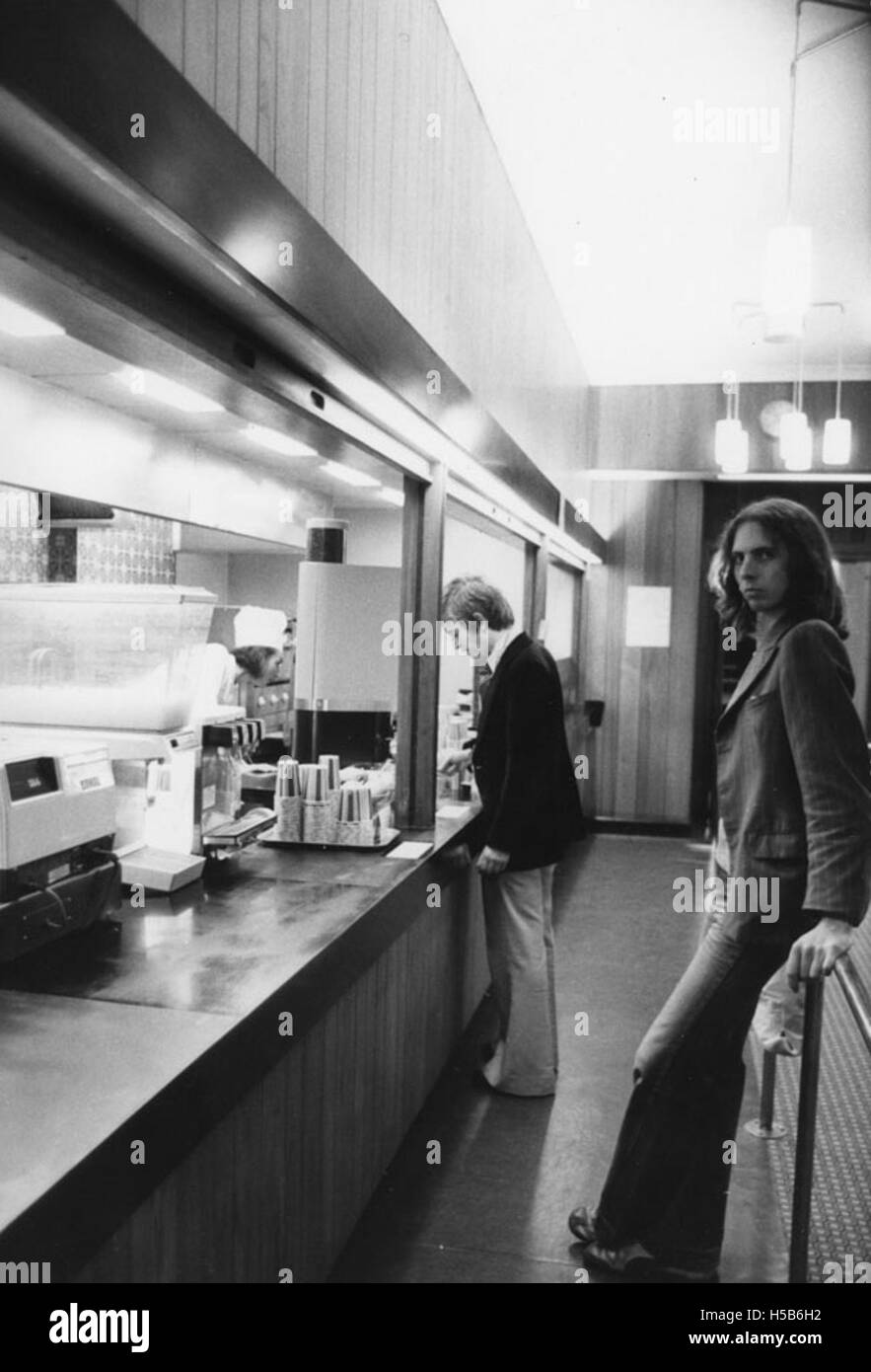 Ein Pizzaburger-Outlet aus den 1970er Jahren, ein Food-Konzept, das Pizza und Hamburger kombiniert, was auf den Trend der Fusionsküche während dieser Zeit hinweist. Diese Lokale waren in den 1970er Jahren in der Fast-Food-Kultur beliebt Stockfoto