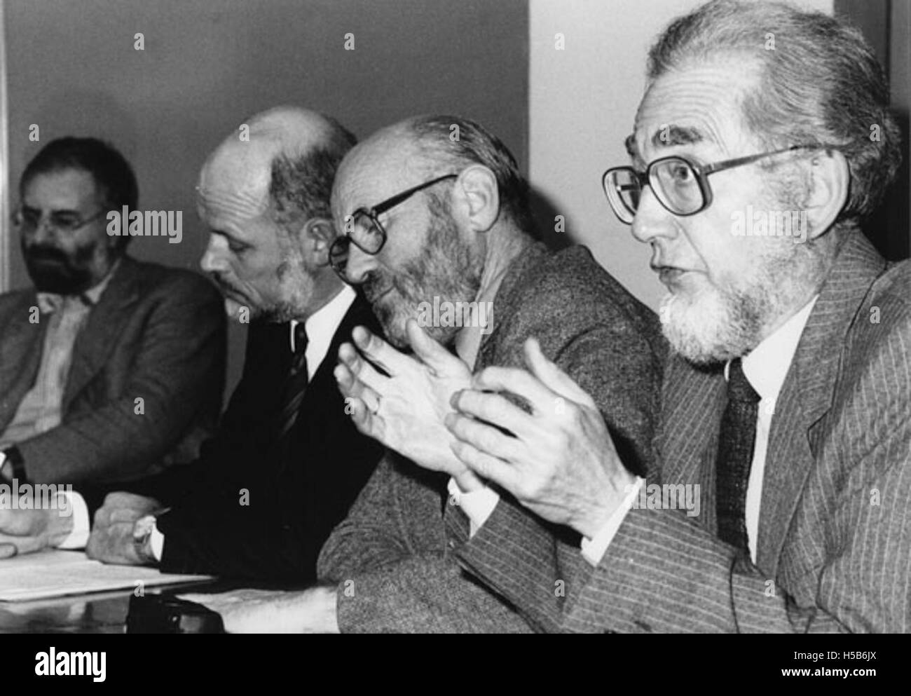 Ein Foto von Erhard Eppler, aufgenommen um 1980, das ihn wahrscheinlich in einem politischen oder sozialen Kontext zeigt, möglicherweise in einer öffentlichen oder beruflichen Interaktion. Stockfoto