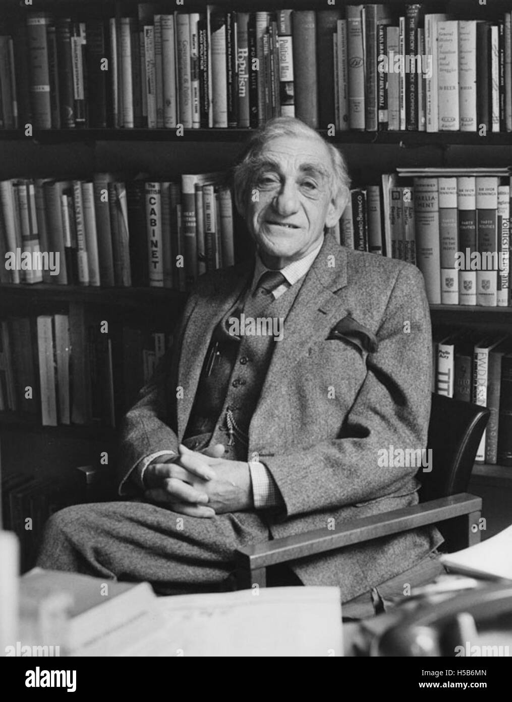 Leonard B. Schapiro war ein bekannter Gelehrter und Historiker, der für seine Arbeit über sowjetische Politik und Geschichte bekannt war. Dieses Foto aus den 1970er Jahren fängt ihn während seiner einflussreichen Karriere in Politikwissenschaft und Geschichte ein. Stockfoto