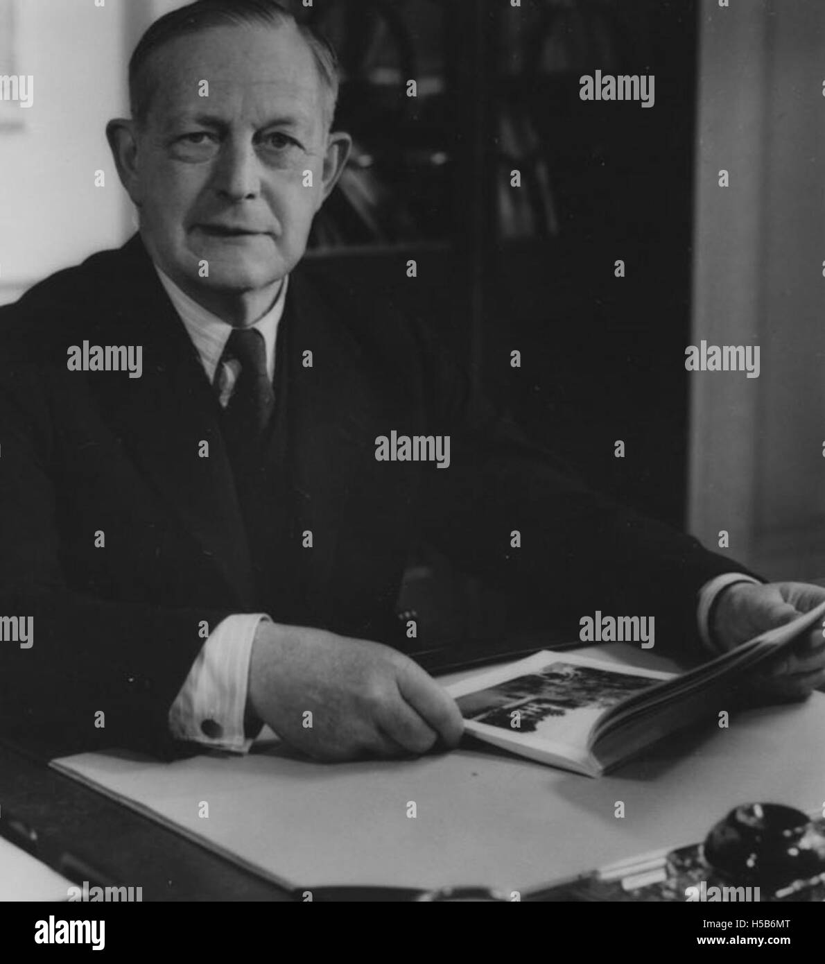 Dieses Foto zeigt Sir Otto Niemeyer, einen einflussreichen britischen Ökonomen und Beamten, in den 1940er Jahren Niemeyer spielte in dieser Zeit eine wichtige Rolle in der britischen Wirtschafts- und Finanzpolitik. Stockfoto