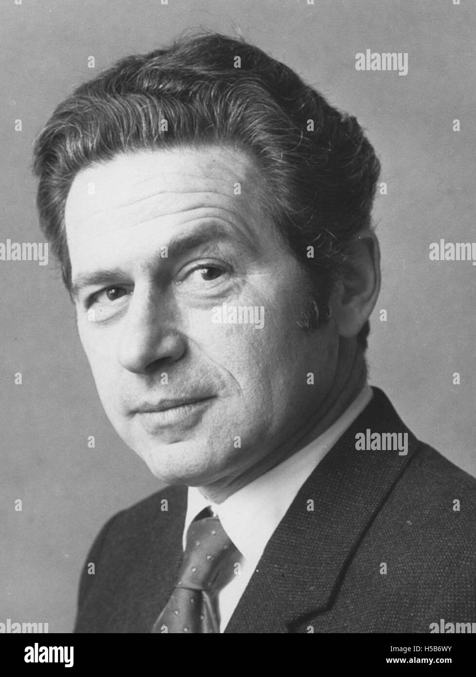 Ein Porträt oder Verweis auf William Letwin aus dem Jahr 1977. Dies könnte sich auf ein Ereignis, eine Publikation oder einen bemerkenswerten Moment beziehen, der mit Letwin in diesem Jahr in Verbindung gebracht wurde. Stockfoto