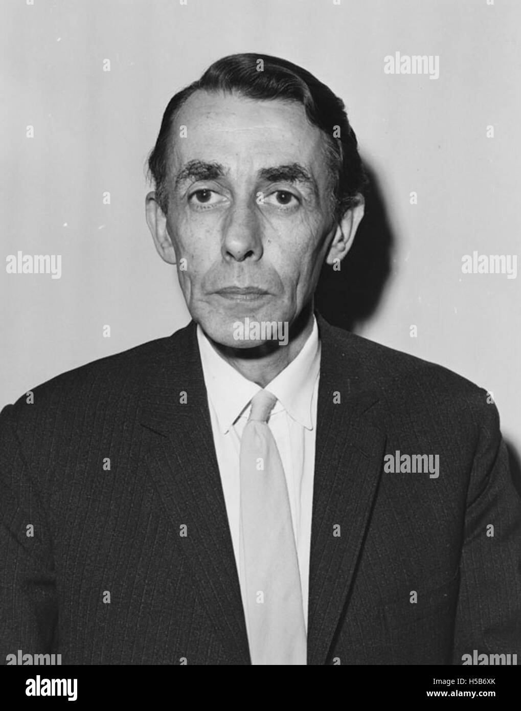 Richard Morris Titmuss war ein britischer Sozialwissenschaftler, der in den 1960er Jahren für seine einflussreiche Arbeit in der Sozialpolitik bekannt war Seine Forschung konzentrierte sich auf den Sozialstaat, soziale Gerechtigkeit und die Rolle der Regierung bei der Bekämpfung sozialer Ungleichheiten. Titmuss hat wesentlich zum Bereich der sozialen Arbeit und der öffentlichen Gesundheit beigetragen. Stockfoto