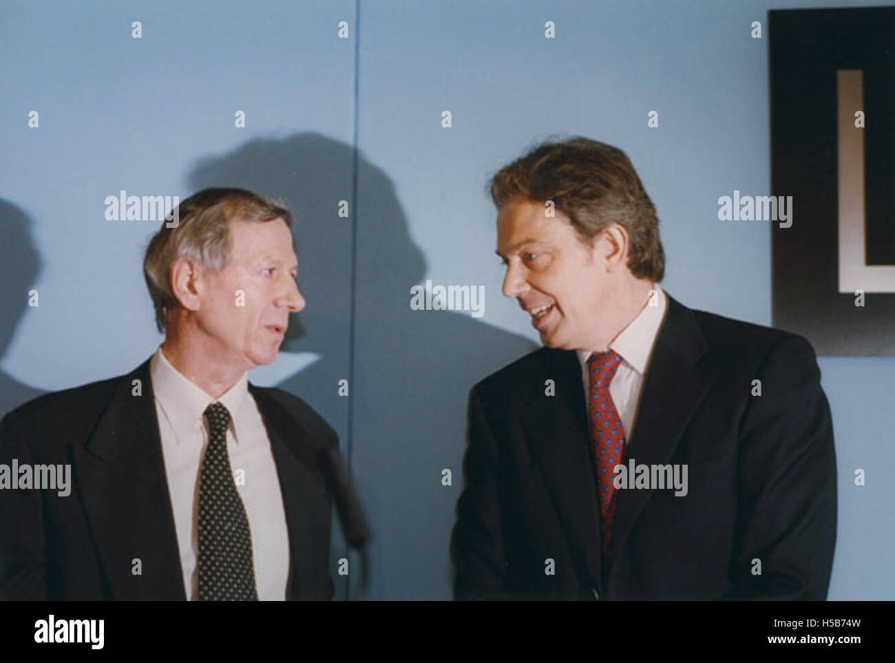 Ein Foto aus dem Jahr 1999, das den Soziologen Anthony Giddens und den britischen Premierminister Tony Blair zeigt, wahrscheinlich während einer politischen oder akademischen Diskussion. Stockfoto