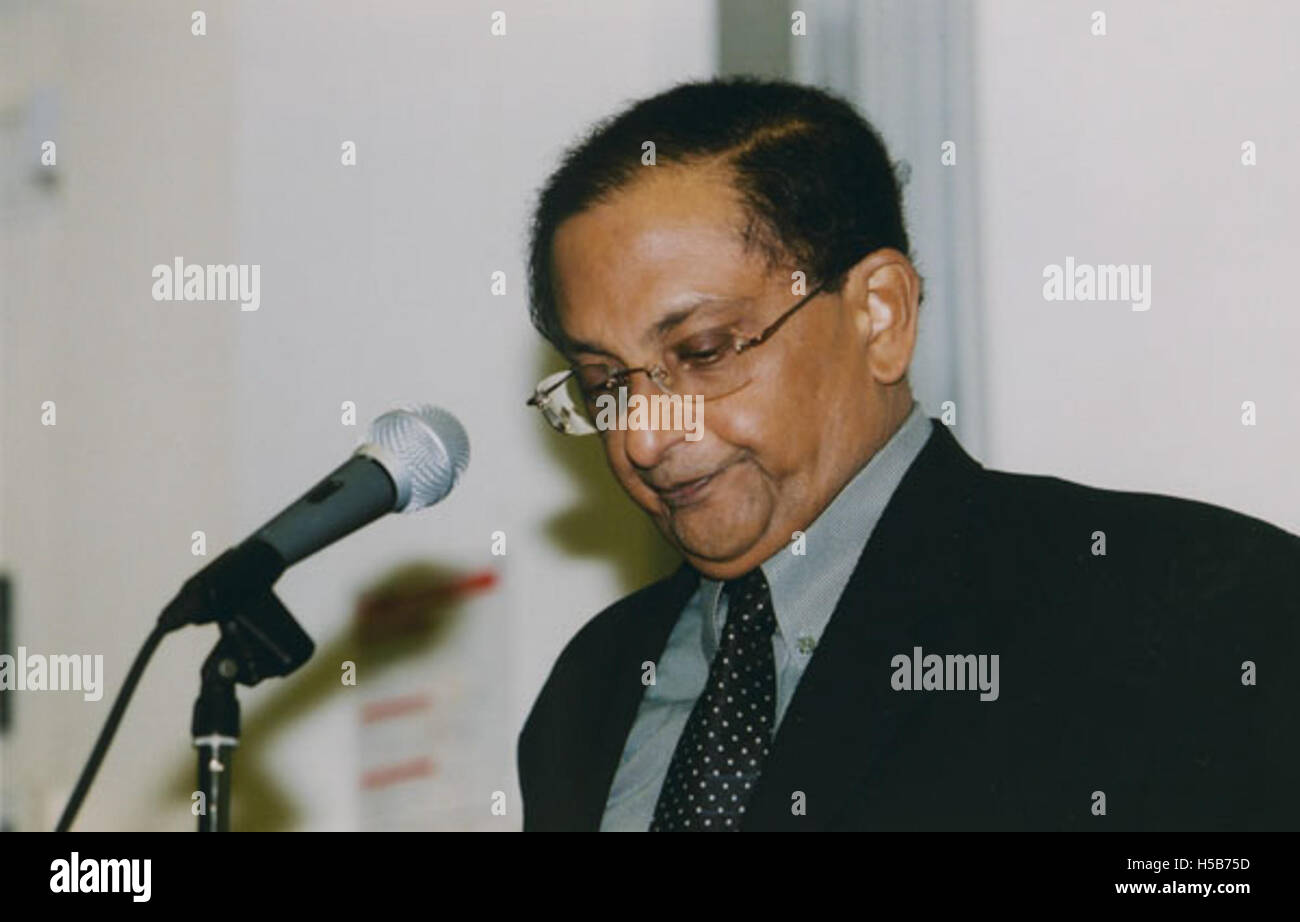 Eine Fotografie von Tyronne Fernando, möglicherweise 2003 aufgenommen, die ihn bei einer Veranstaltung oder einem öffentlichen Auftritt darstellt. Stockfoto
