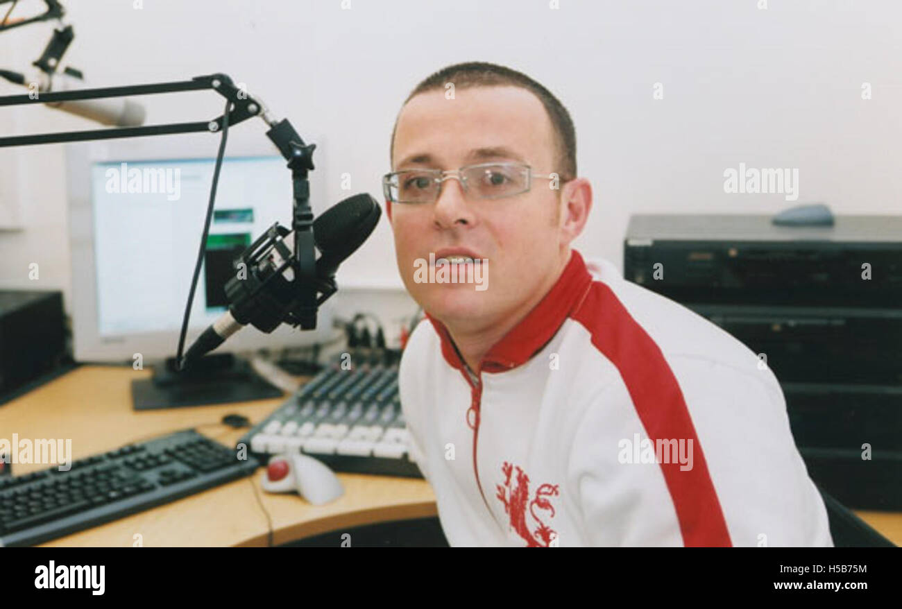 Richter Jules, ein prominenter DJ und Radiomoderator, wird am 12. Dezember 2003 bei Pulse FM aufgenommen. Dieses Bild zeigt seine Rolle in der elektronischen Tanzmusikszene und seinen Einfluss auf den Rundfunk in den frühen 2000er Jahren Stockfoto