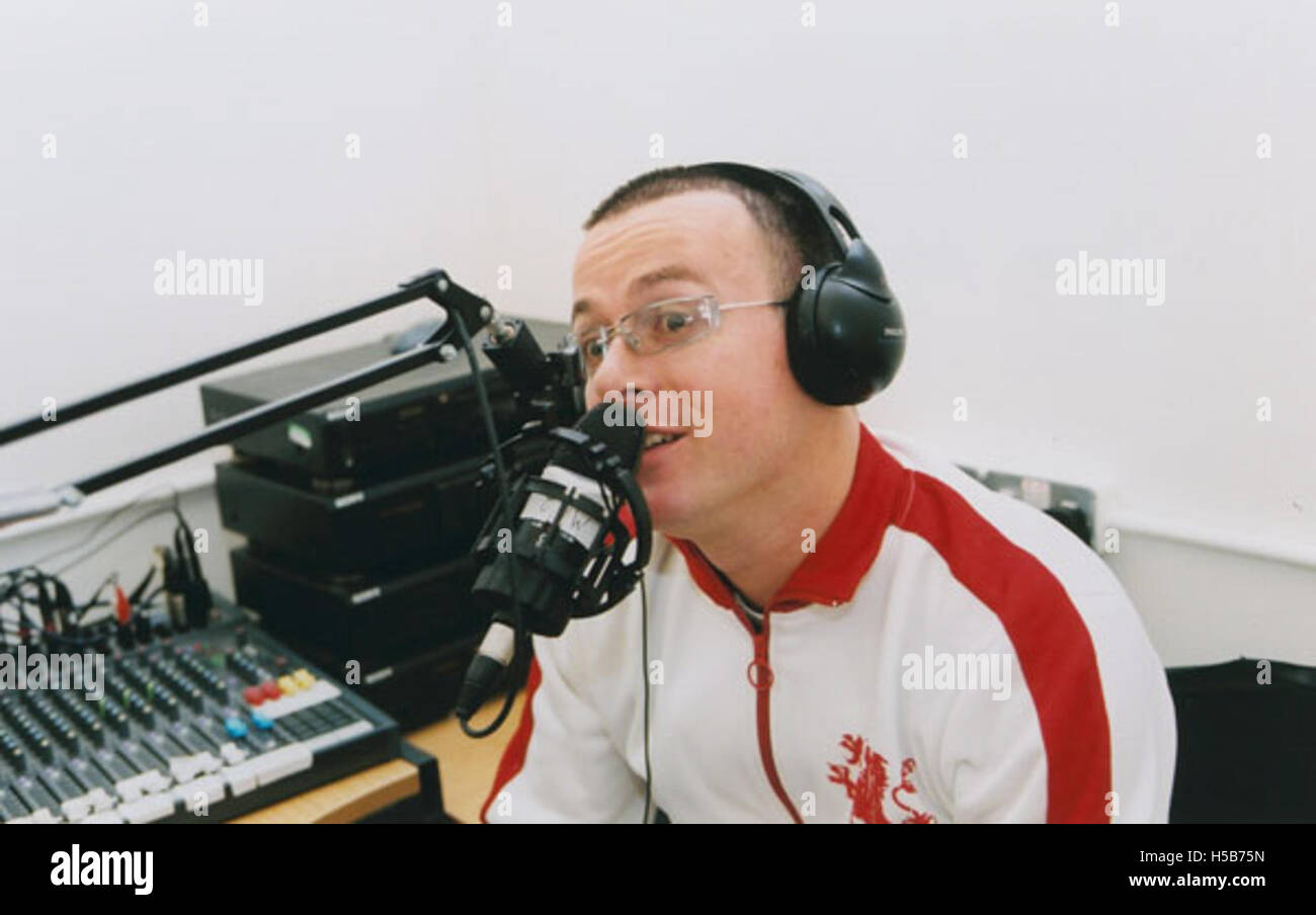 Richter Jules, ein renommierter DJ, tritt am 12. Dezember 2003 live auf Pulse FM auf. Sein Auftritt war Teil einer breiteren elektronischen Musikszene und zeigte seinen Einfluss in der Tanzmusik-Community in den frühen 2000er Jahren Stockfoto