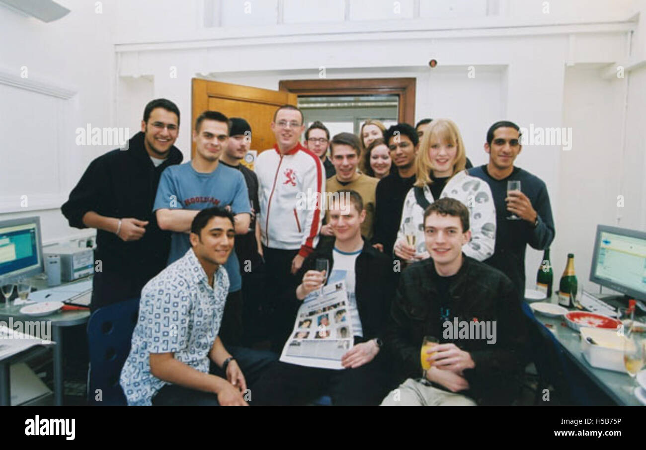 Richter Jules, ein prominenter DJ, wird am 12. Dezember 2003 im Pulse FM in einer rot-weißen Jacke gesehen. Er ist bekannt für seine Beiträge zur Tanzmusik und zum Rundfunk während seiner Karriere. Stockfoto