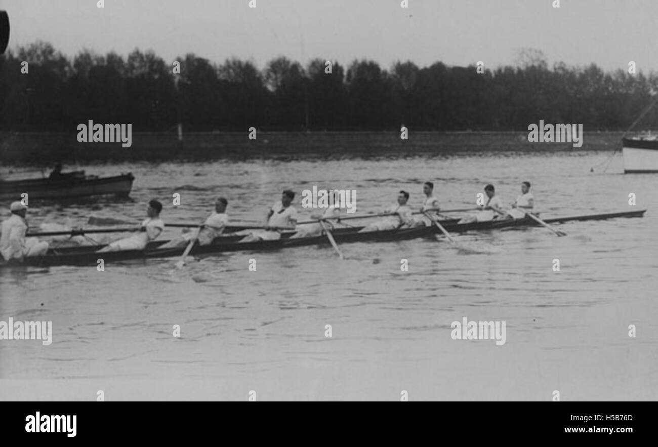 Dieses Bild zeigt einen Ruderclub aus den 1930er Jahren, der wahrscheinlich eine Gruppe von Ruderern darstellt, die üben oder konkurrieren. Das Foto zeigt die Popularität des Sports während dieser Zeit und hebt die Kleidung, Ausrüstung und Sportlichkeit des Ruderns hervor. Stockfoto