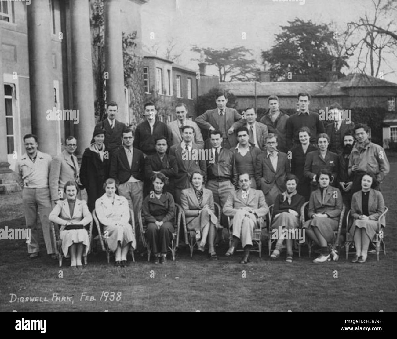 Dieses Gruppenfoto aus dem Jahr 1938 zeigt Einzelpersonen im Digswell Park, die wahrscheinlich eine Gemeindeveranstaltung oder ein geselliges Treffen in Hertfordshire, England, repräsentieren. Stockfoto