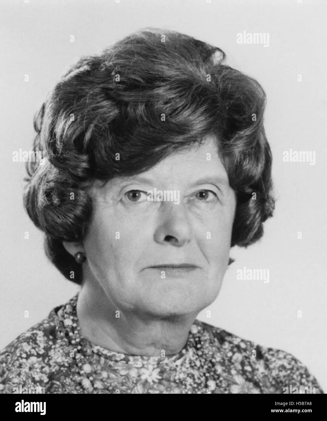 Ein Porträt von Dorothy Enid Bell, aufgenommen 1978. Bell war eine prominente Persönlichkeit während ihrer Zeit, und dieses Bild unterstreicht ihre Persönlichkeit und ihre historische Kleidung im späten 20. Jahrhundert. Stockfoto