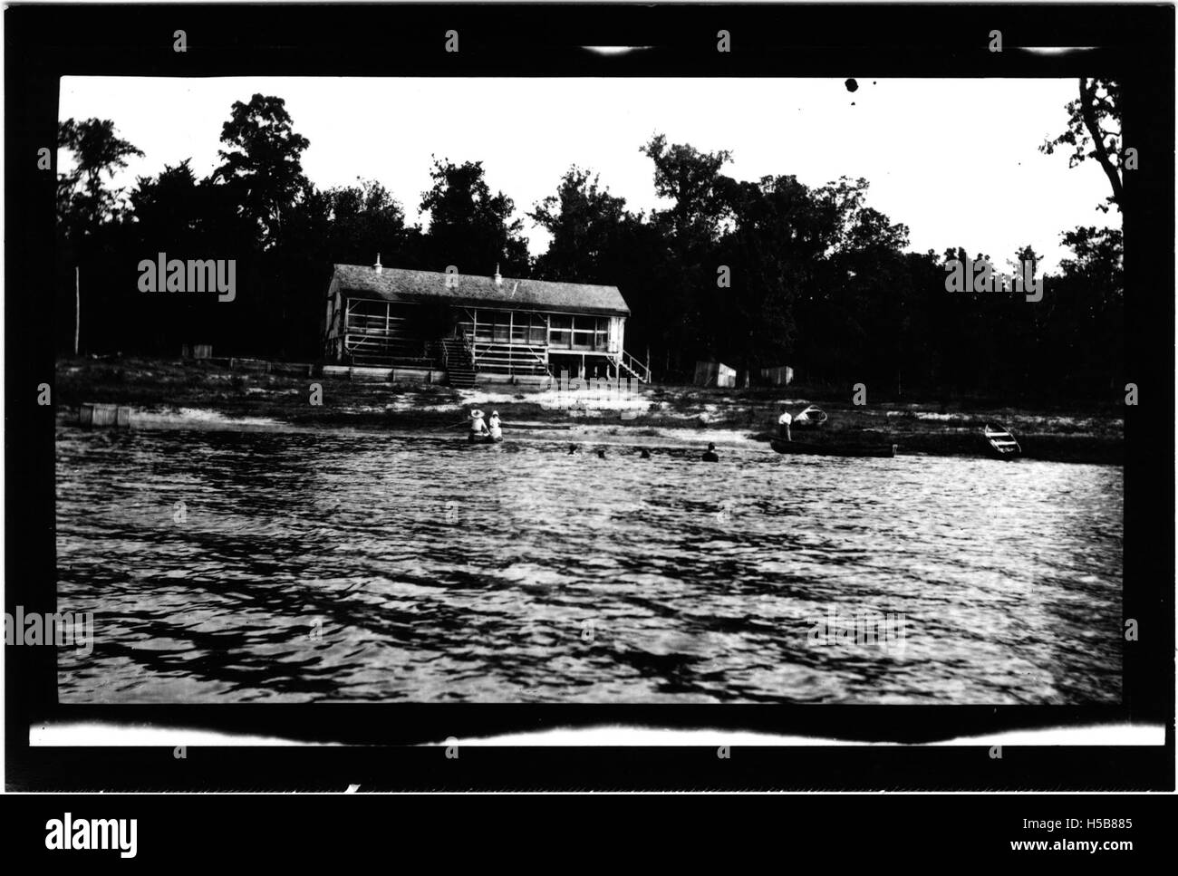 Moon Lake und sein Clubhaus sind in dieser visuellen Darstellung dargestellt, die die malerische Lage und möglicherweise seine Bedeutung als Erholungs- oder Privatbereich mit Schwerpunkt auf der natürlichen Schönheit veranschaulichen. Stockfoto