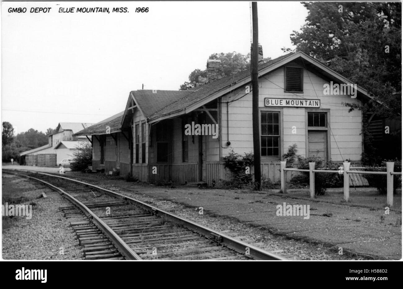 Das G M and O Depot in Blue Mountain, Mississippi, ist in dieser Abbildung aus dem Jahr 1966 zu sehen. Das Depot war in der Mitte des 20. Jahrhunderts ein wichtiger Transport- und Logistikstandort in der Region und trug zur lokalen Entwicklung und zum Handel bei. Stockfoto