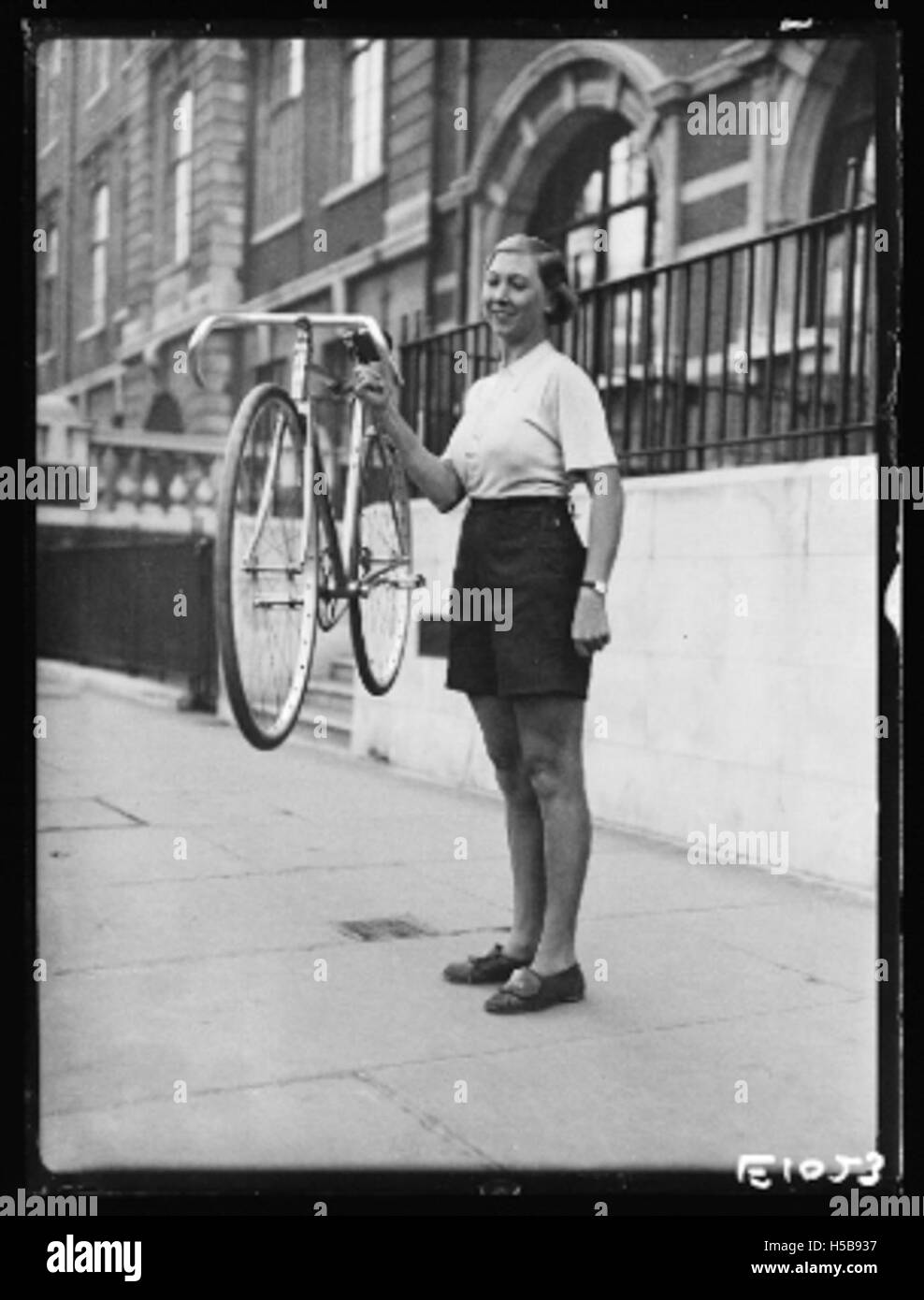 Dieses Foto zeigt drei Frauen mit leichten Fahrrädern, aufgenommen zwischen 1934 und 1935. Das Bild zeigt die Popularität des Radfahrens als Freizeit- und Transportaktivität in den 1930er Jahren Stockfoto