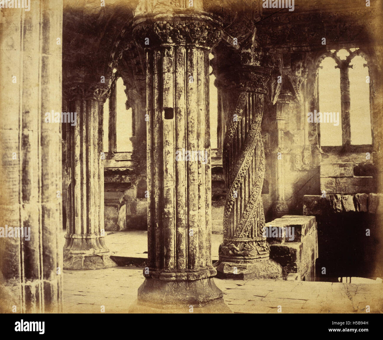Dies bezieht sich auf die Auszubildende Säule in der Rosslyn Chapel, Schottland, die historische Bedeutung hat. Es ist ein einzigartiges architektonisches Merkmal innerhalb der Kapelle, verbunden mit verschiedenen Mythen und Legenden. Stockfoto