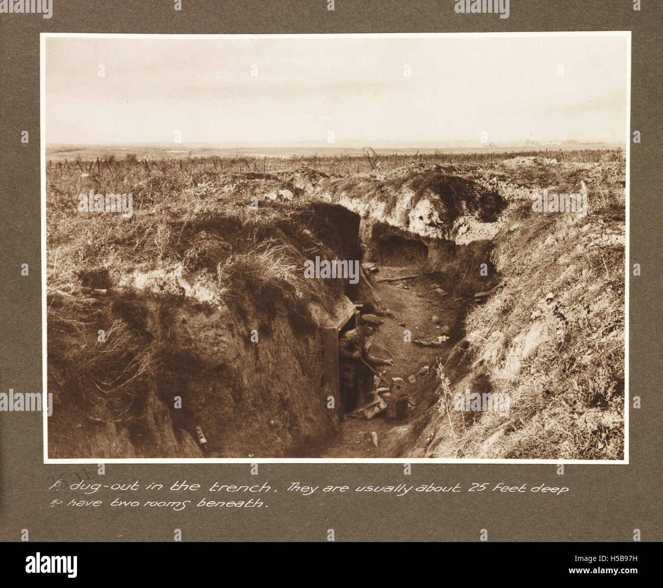 Dies beschreibt einen Ausgraben in einem Graben, der in der Regel etwa 25 Fuß tief ist, mit zwei Räumen unter der Erde. Ausgrabungen wurden von Soldaten während des Ersten Weltkriegs genutzt, um Unterschlupf und Schutz in den Gräben zu bieten. Stockfoto