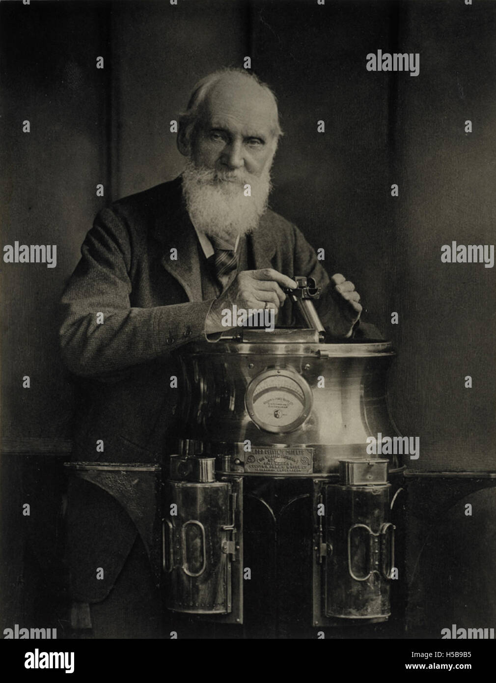 Eine Fotografie von Sir William Thomson, auch bekannt als Baron Kelvin, einem prominenten Wissenschaftler aus dem 19. Jahrhundert, zeigt auf einem Binnakel, während er einen marinen Azimutspiegel hielt. Stockfoto