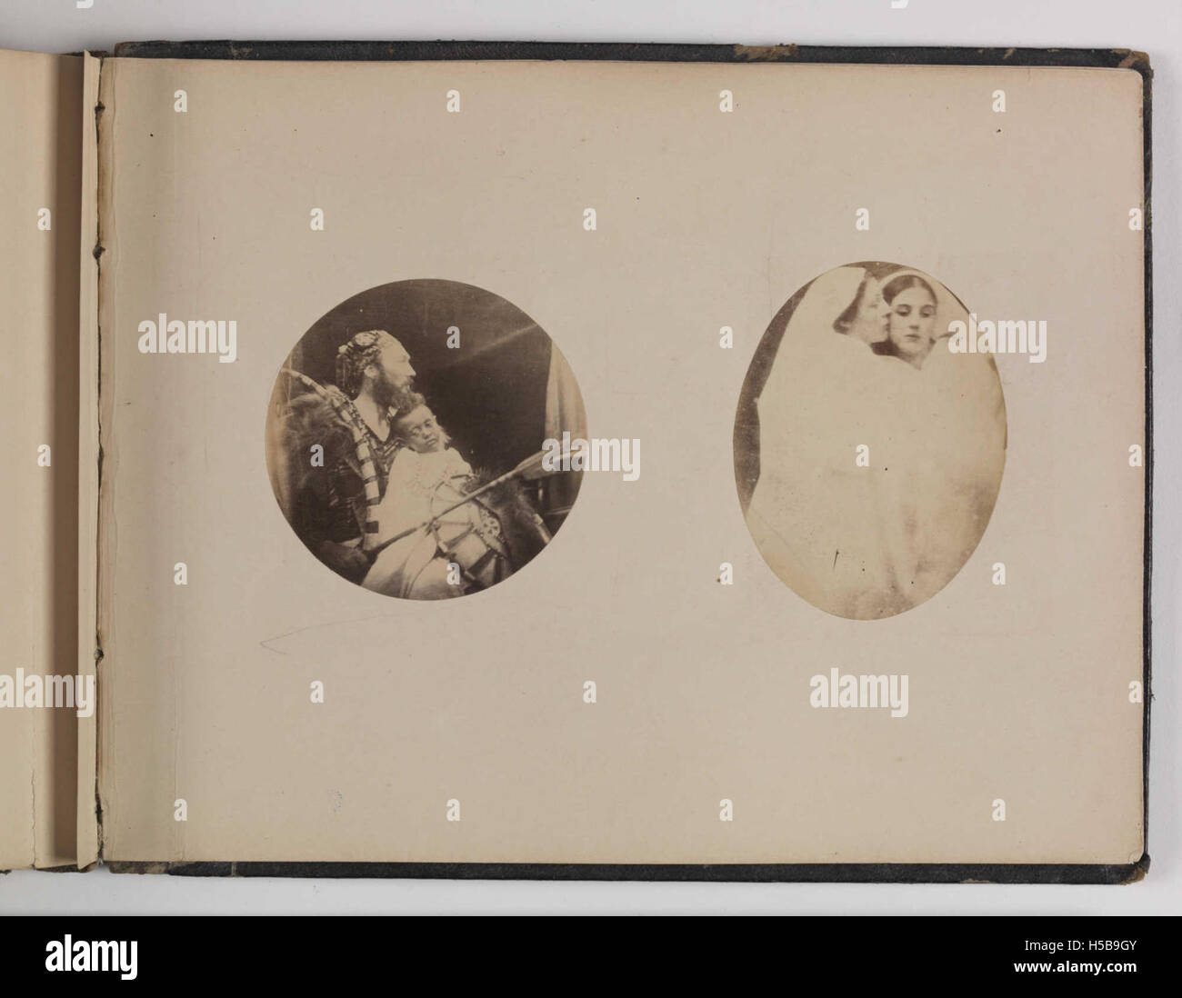 Das Bild zeigt zwei Gruppen von Individuen aus verschiedenen Jahren: Auf der linken Seite beziehen sich 'D,jatch Al,mayou & B,sh,F,lika' möglicherweise auf Charaktere aus einer historischen Erzählung oder einem Stück aus dem Jahr 1868, während auf der rechten Seite 'Iolande and Floss', identifiziert als Mary Hillier und Kate Dore, aus dem Jahr 1864, zu sehen ist. Diese Figuren können bemerkenswerte Personen oder fiktive Charaktere aus ihrer jeweiligen Epoche darstellen. Stockfoto