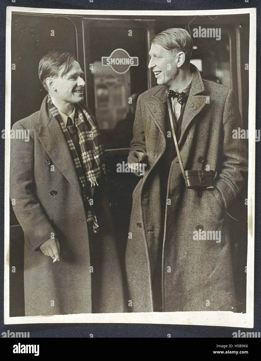 1938 reisten die Dichter W. H. Auden und Christopher Isherwood nach China. Dieses Bild fängt die beiden bemerkenswerten Figuren in einem Moment ihrer Reise ein. Stockfoto