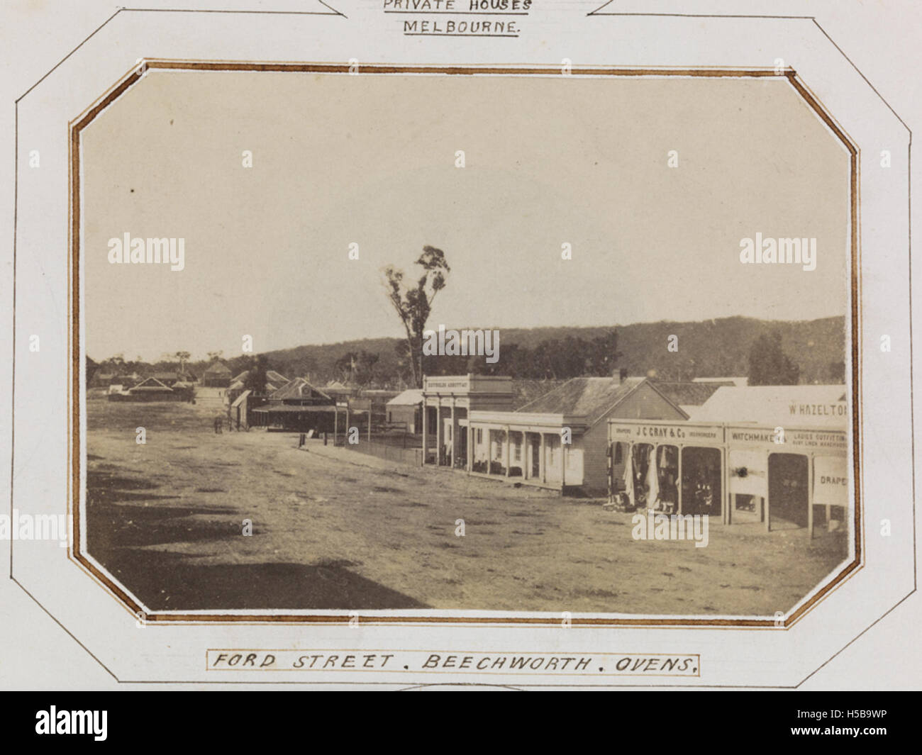 Die Ford Street in Beechworth, die sich in der Ovens-Region von Victoria, Australien, befindet, ist Teil des historischen Stadtbildes der Stadt, bekannt für ihre historischen Gebäude und ihre lokale Bedeutung. Stockfoto