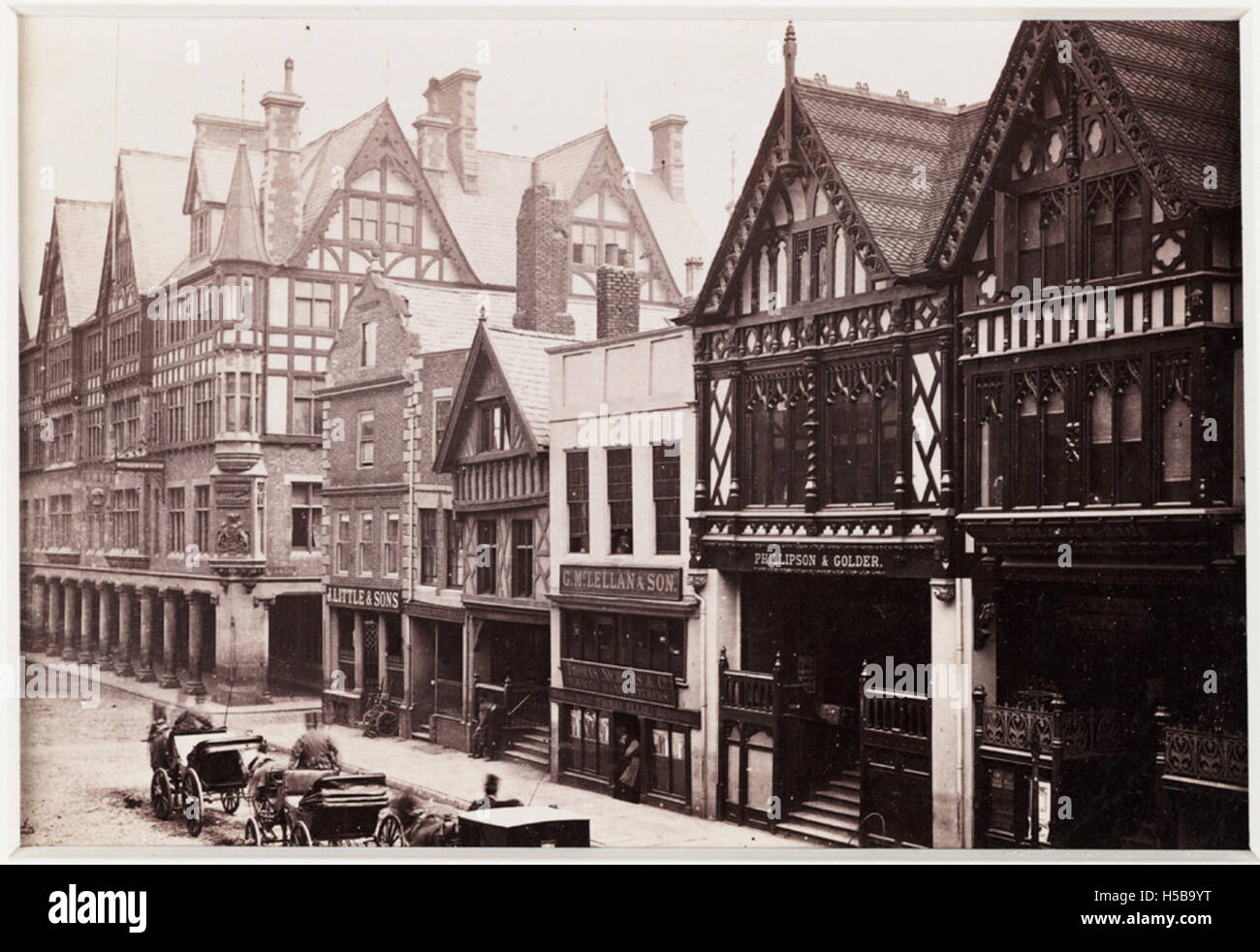 Blick auf die Eastgate Street mit dem historischen Chester Grosvenor Hotel, einem denkmalgeschützten Gebäude, das zwischen 1863 und 1865 erbaut wurde und sich im Herzen von Chester, England, befindet. Stockfoto