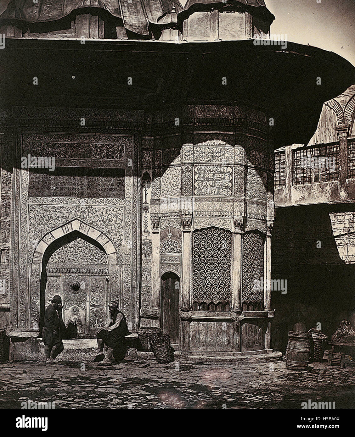 Dieses Foto aus den 1850er Jahren zeigt Figuren, die sich um den Brunnen von Sultan Ahmet III. In Istanbul versammelt haben, ein bemerkenswertes Wahrzeichen aus der Zeit des Osmanischen Reiches. Stockfoto