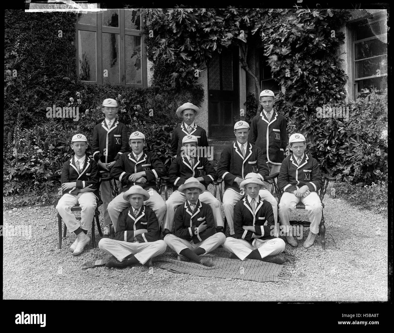 Dieses Bild zeigt das Cricket-Team der Mourne Grange School, das die Spieler zeigt, die Teil des Cricket-Teams der Schule waren. Es beleuchtet das Sportprogramm und den Jugendsport an der Mourne Grange School. Stockfoto