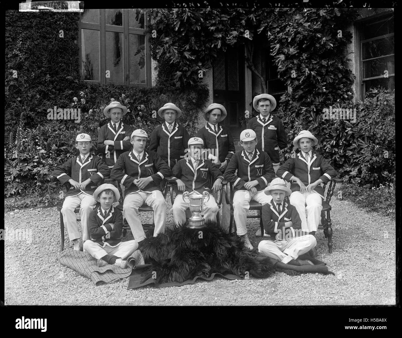 Das Cricket-Team der Mourne Grange School repräsentiert die Schule im Cricket-Wettbewerb. Das Team ist Teil des Sportprogramms der Schule und fördert die Teamarbeit und sportliche Entwicklung der Schüler. Stockfoto