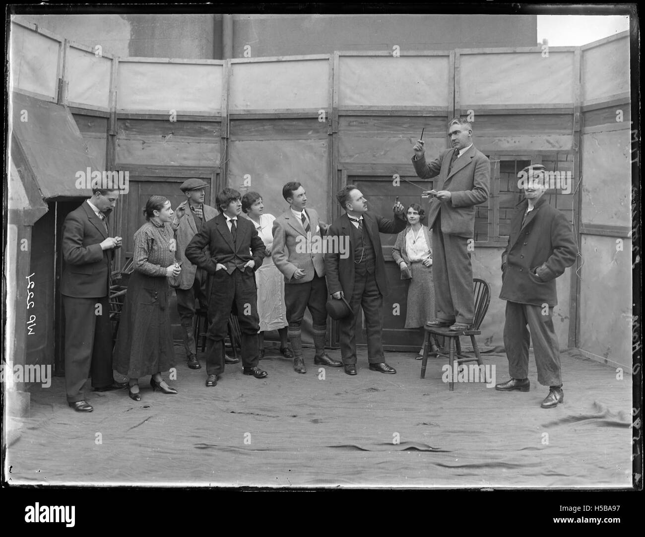 Amateurdramaturgie bezieht sich auf Theateraufführungen, die von nicht-Profis durchgeführt werden. Diese Inszenierungen werden oft von lokalen Gemeindegruppen inszeniert und bieten eine Plattform für Einzelpersonen, um Schauspiel und Bühnenkunst zu erforschen. Stockfoto