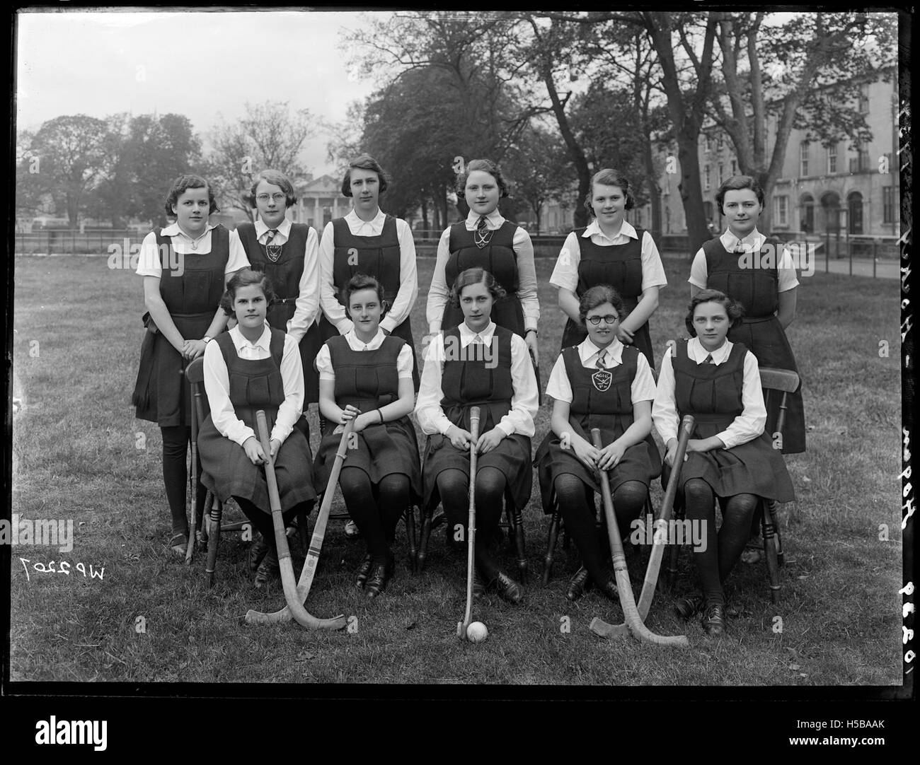 Ein Porträt des Hockeyteams der Armagh Girls High School, das die Athleten in ihren Mannschaftsuniformen zeigt. Das Bild zeigt wahrscheinlich ihre sportlichen Leistungen und die Bedeutung des Schulsports. Stockfoto