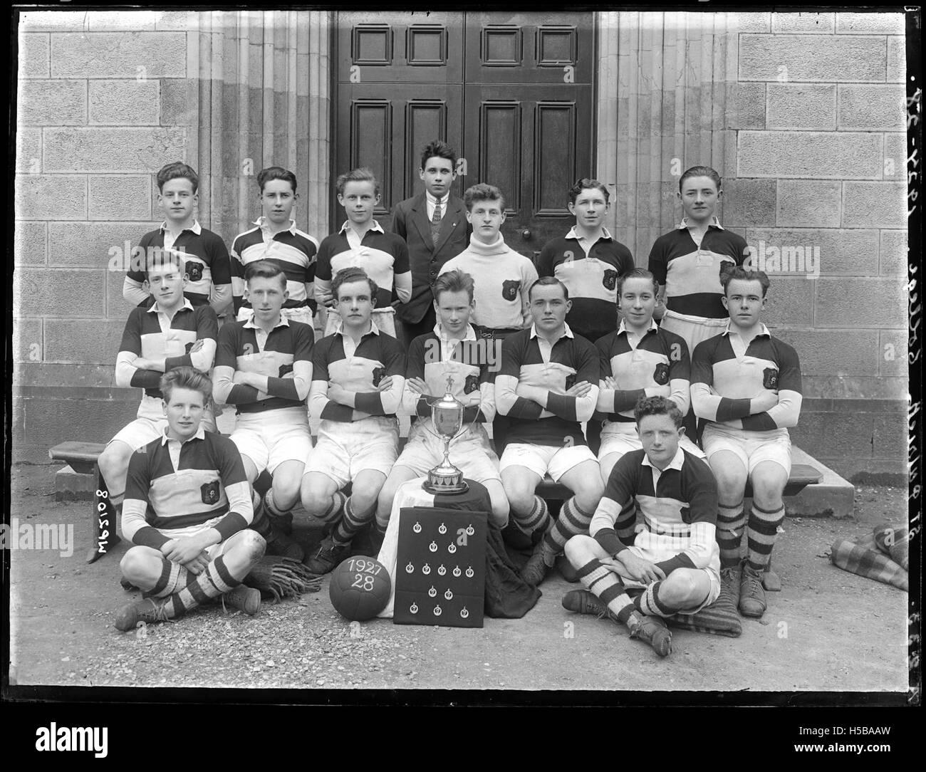 Das St. Patrick’s College Football Team, das für seinen Wettkampfgeist bekannt ist, ist in einem Bild festgehalten und zeigt seine Athleten und Teamgeist. Das Foto zeigt die Sporttradition der Schule und die Bedeutung des Fußballs für die außerschulischen Aktivitäten des Colleges. Stockfoto