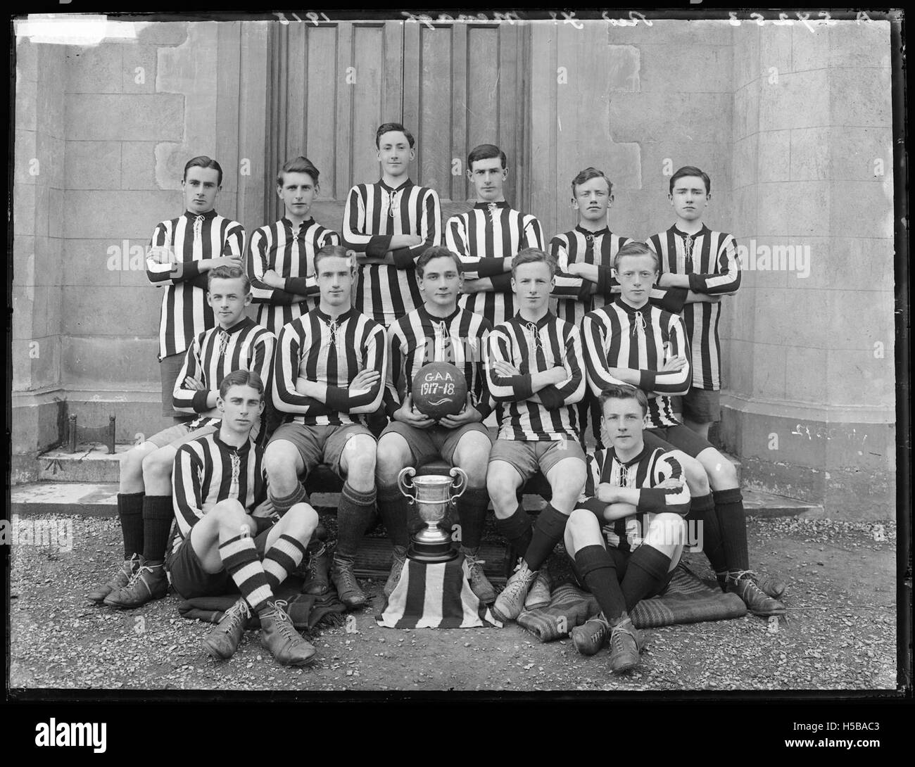 Auf diesem Foto ist die Fußballmannschaft des St. Patrick's College zu sehen, die möglicherweise einen Moment der Einheit des Teams oder des Wettkampfs festmacht. Das Bild spiegelt die sportliche Kultur und Geschichte der Schule wider und zeigt die Schüler/Athleten, die am Sport beteiligt sind. Stockfoto