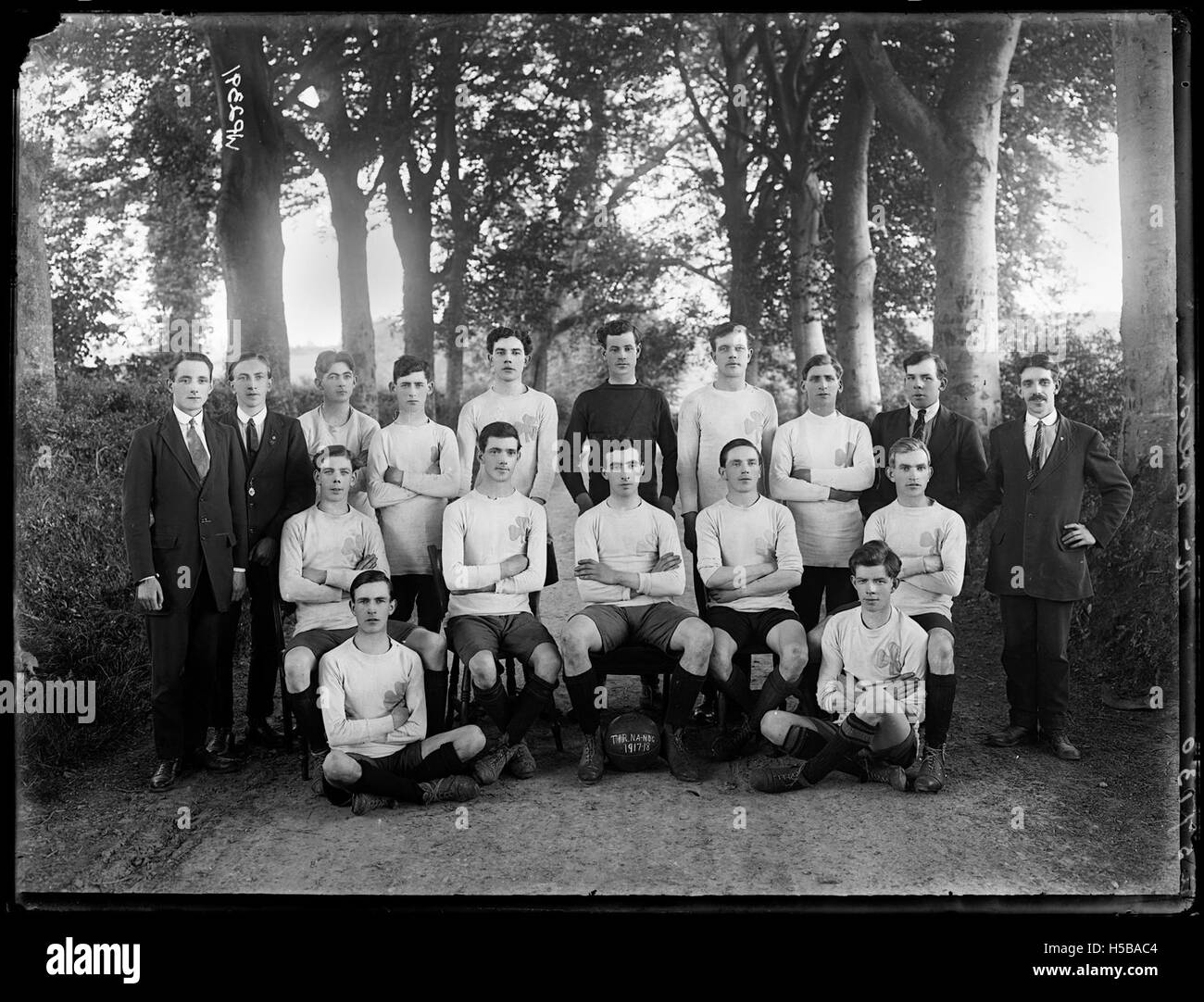 Ein Foto eines gälischen Fußballteams, das Spieler in Uniform zeigt. Das Bild fängt die Action und Energie des Sports ein und unterstreicht die Athletik und den Teamgeist des gälischen Fußballs. Stockfoto Ein Foto eines gälischen Fußballteams, das Spieler in Uniform zeigt. Das Bild fängt die Action und Energie des Sports ein und unterstreicht die Athletik und den Teamgeist des gälischen Fußballs. Stockfoto