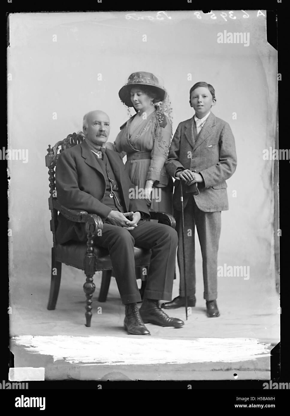 Bond ist ein Familienname und bezieht sich auch auf die fiktive Figur James Bond, einen britischen Geheimagenten in der Spionage-Serie von Ian Fleming. Der Name „Bond“ wird mit Action, Intelligenz und Abenteuer in Verbindung gebracht. Stockfoto