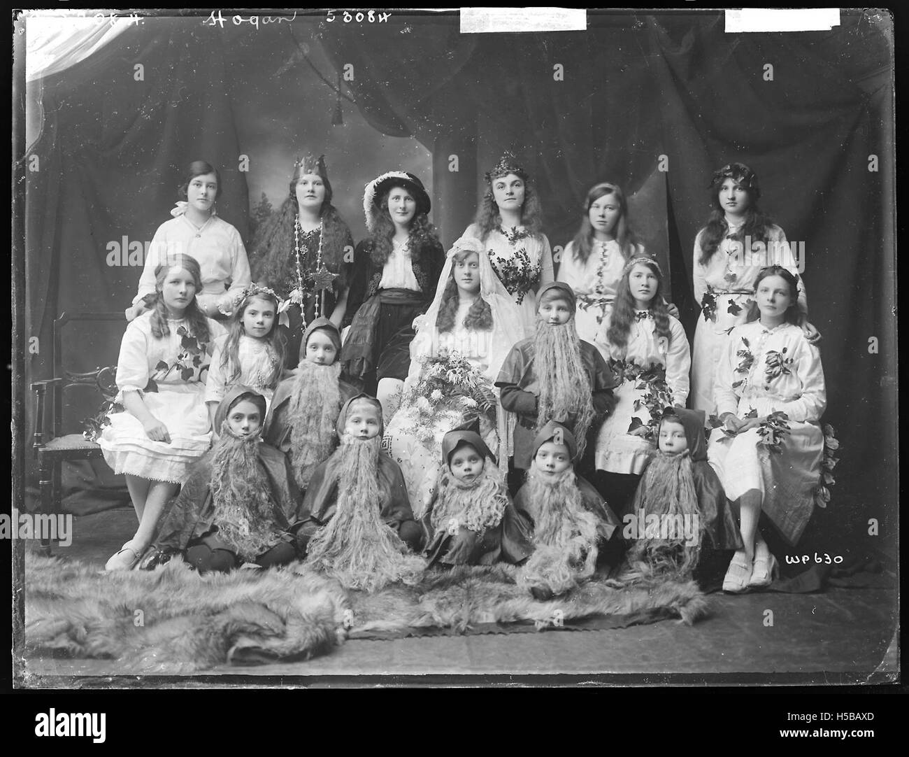 Darstellung der sieben Zwerge, Charaktere aus dem Märchen, die eine kulturelle Ikone der Kinderliteratur darstellen. Stockfoto
