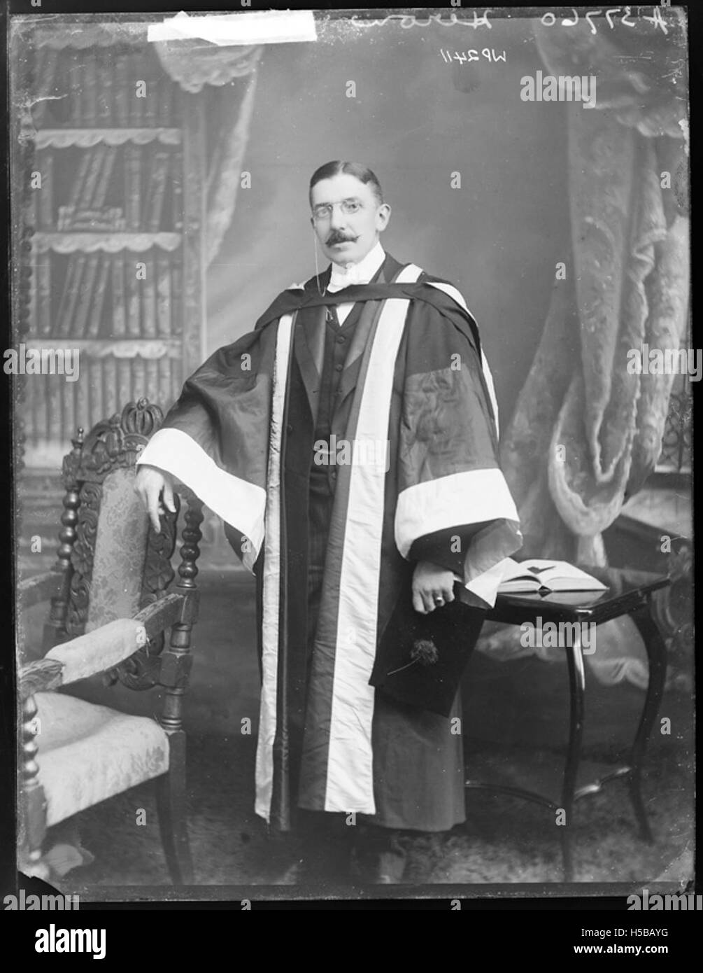 Ein Hinweis auf einen Reiher, der wahrscheinlich diesen Vogel in einer natürlichen Umgebung zeigt. Der Reiher ist bekannt für seine langen Beine, seinen scharfen Schnabel und seinen anmutigen Flug, der oft in Feuchtgebieten oder in der Nähe von Gewässern zu finden ist. Stockfoto