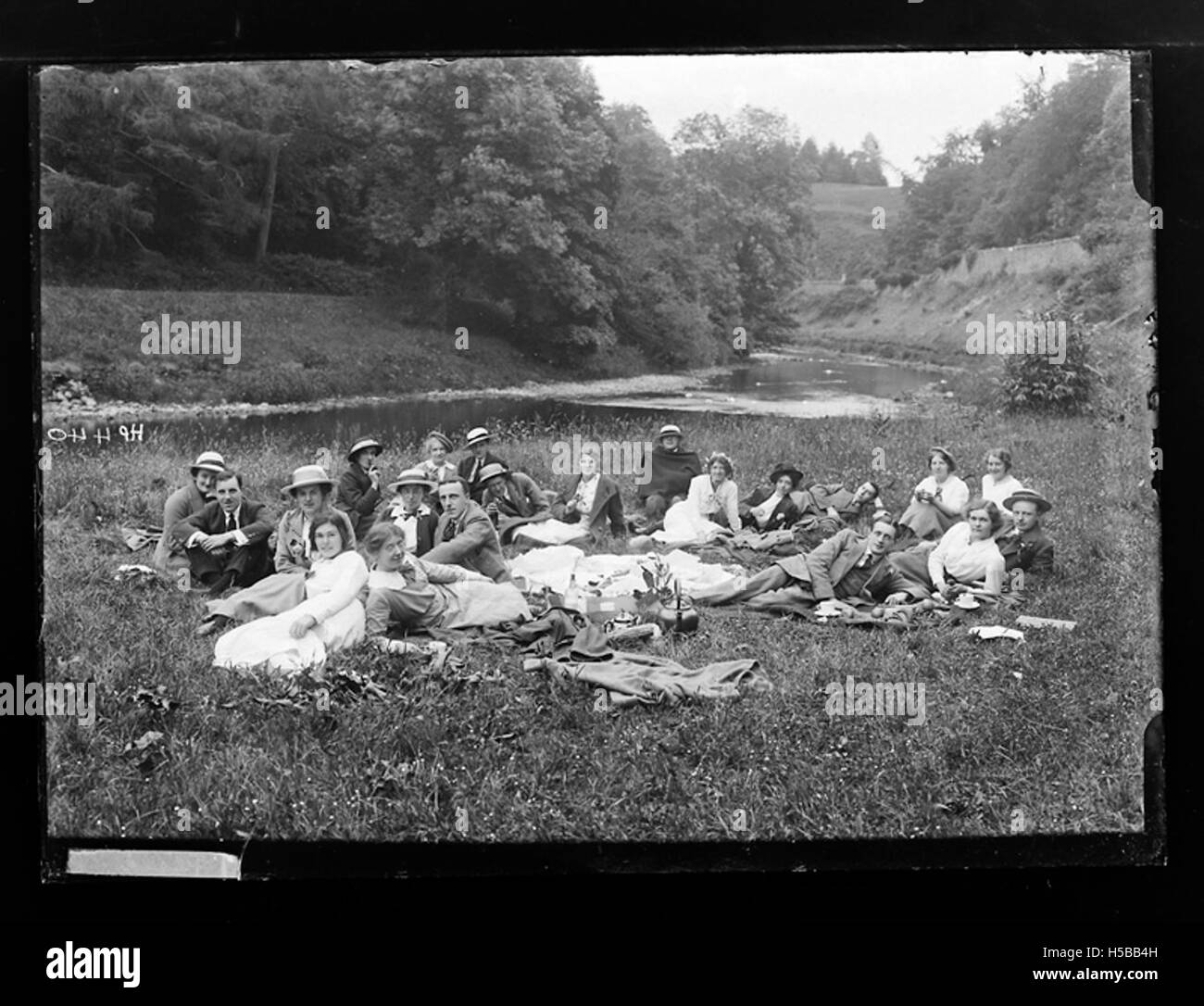 Ein Picknick ist ein geselliges Treffen im Freien, bei dem Einzelpersonen oder Gruppen Speisen und Getränke in einer entspannten Umgebung genießen, oft in natürlichen Umgebungen wie Parks oder Stränden. Es steht für Freizeit, Entspannung und Geselligkeit in der Natur. Stockfoto