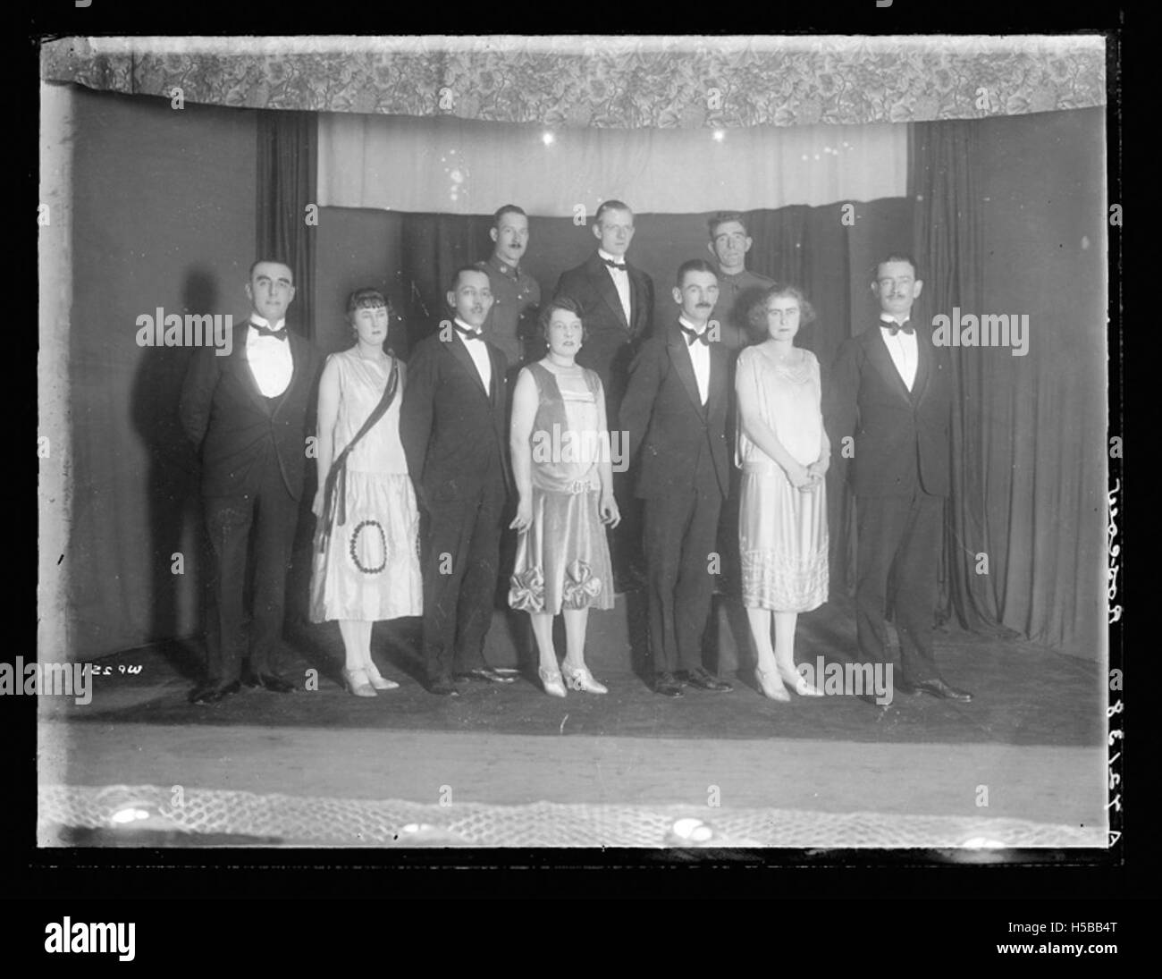 Dies bezieht sich auf einen Moment, der von Künstlern auf der Bühne aufgenommen wird, wahrscheinlich im Kontext eines Live-Events, Konzerts oder einer Theateraufführung. Das Foto zeigt Künstler, die während einer Vorstellung aktiv mit dem Publikum interagieren. Stockfoto