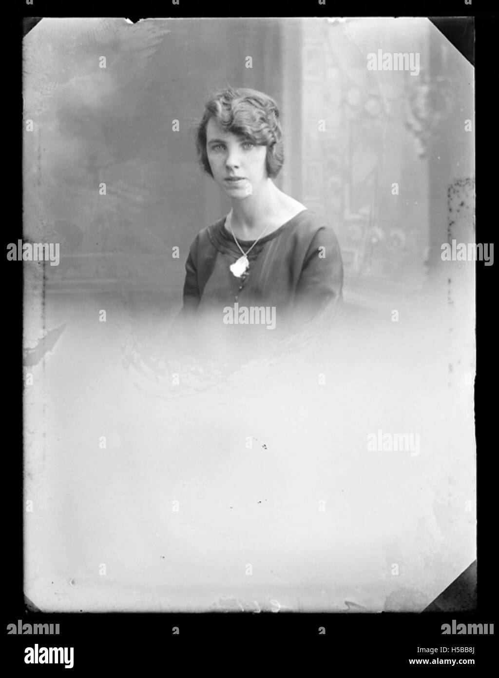 Diese Referenz ist wahrscheinlich Teil einer Archivsammlung oder eines historischen Fotos, die durch einen Code identifiziert werden. Für eine präzisere Beschriftung ist ein zusätzlicher Kontext erforderlich. Stockfoto