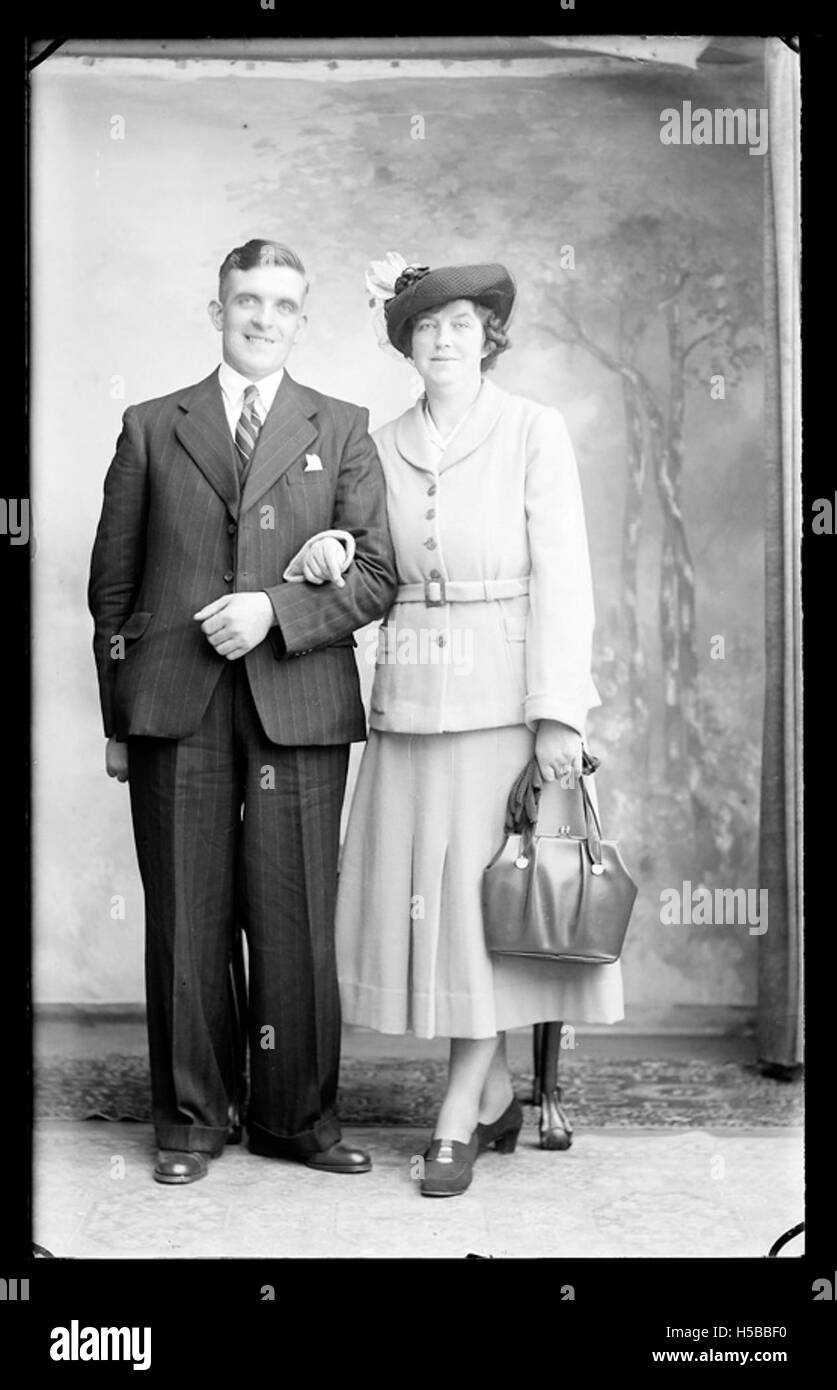 Dieser Code bezieht sich auf ein anderes archiviertes Dokument oder Foto, das durch seine eindeutige Katalognummer gekennzeichnet ist. Details sind erforderlich, um den spezifischen Kontext und die Relevanz innerhalb eines Archivs zu verstehen. Stockfoto