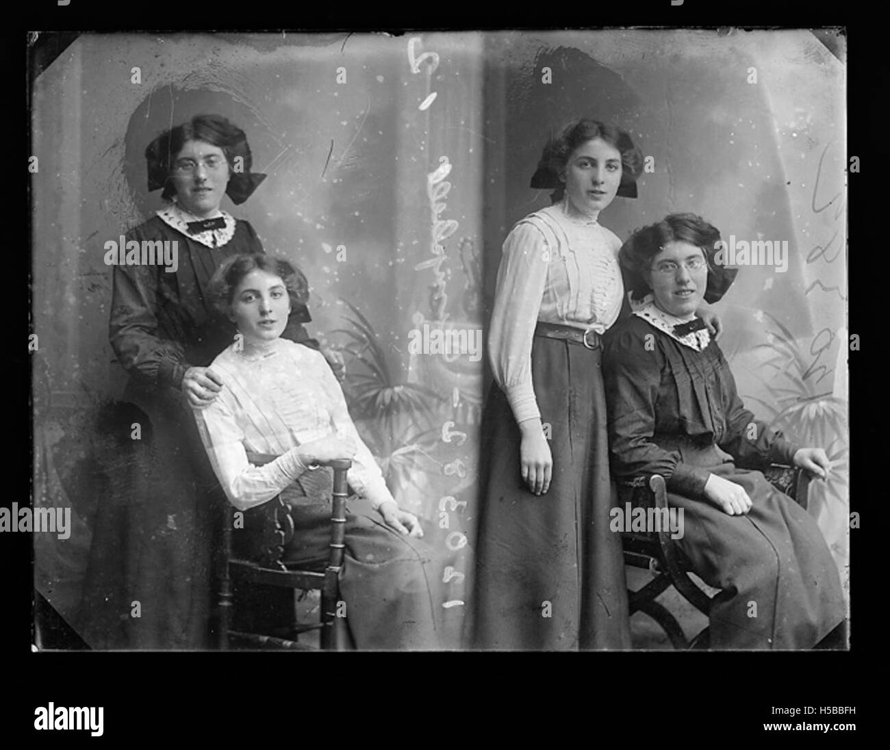 Foto des Ausbruchs der HMAS Torrens, Teil der Hood Collection, mit Gebäuden und einer Festivalatmosphäre im Hintergrund. Stockfoto