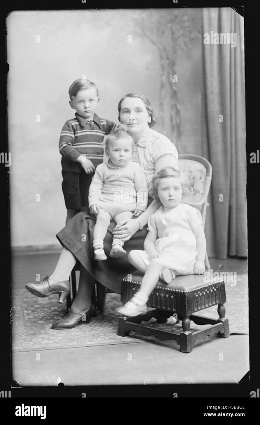 Dieser Code bezieht sich auf ein Objekt oder eine Sammlung, das mit bestimmten Bezeichnern katalogisiert ist, die häufig für Archivierungs- oder Erfassungszwecke in historischen Datenbanken verwendet werden. Stockfoto