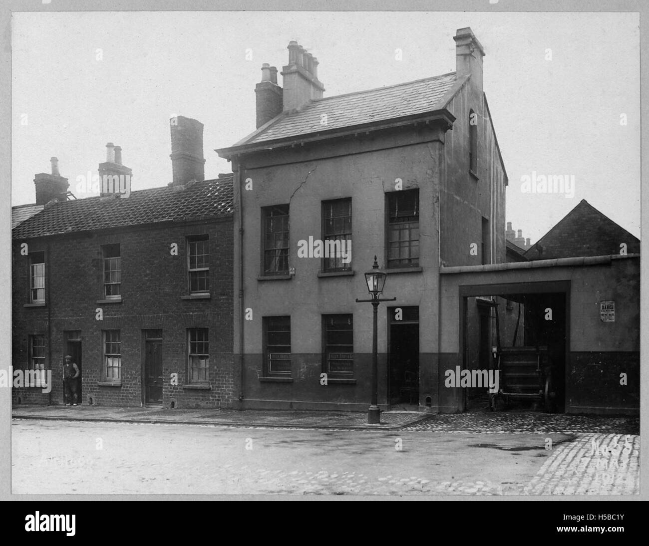 Eine historische Referenz zur Derby Street und den Räumlichkeiten von Kelly Bros. & Co., bekannt für eine behindernde Gegend. Dies kann sich auf ein historisches städtebauliches oder bauliches Problem beziehen. Stockfoto