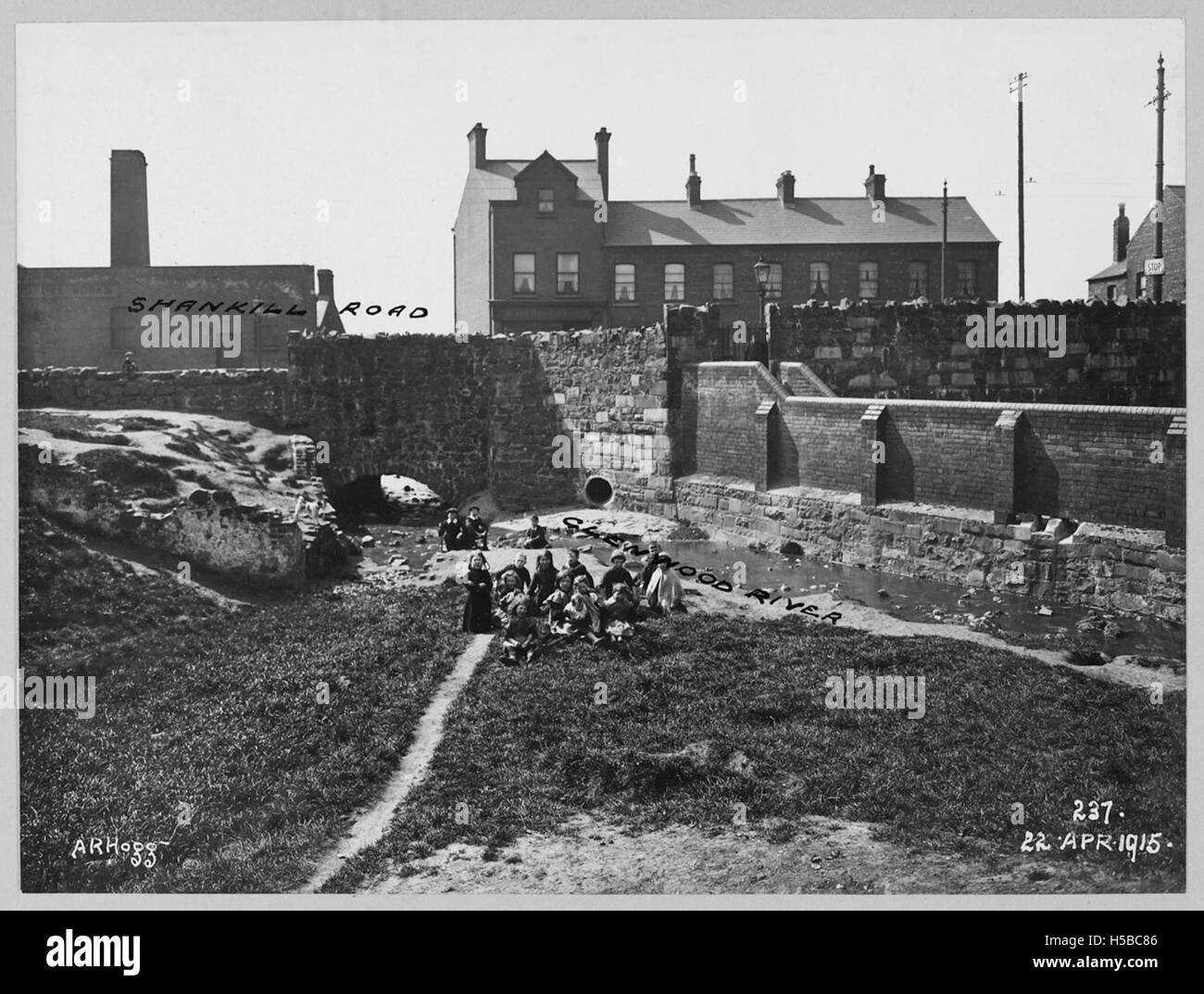 Dieser Plan von B.C.A. aus dem Jahr 1911 zeigt eine detaillierte Ansicht eines Bögen- und Sturmüberlaufsystems, wahrscheinlich ein Teil der Tiefbauinfrastruktur, die zur Steuerung des Wasserflusses und zur Verhinderung von Überschwemmungen genutzt wird. Stockfoto