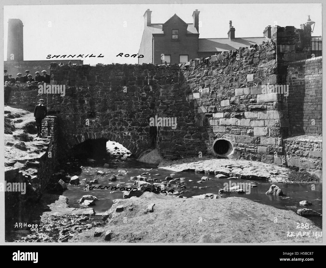 Diese Ansicht aus dem Jahr 1911 zeigt eine Bögen- und Sturmüberlaufstruktur als Teil der B.C.A. (möglicherweise ein Verweis auf ein öffentliches Gebäude oder Infrastrukturprojekt). Das Foto zeigt die Ingenieurskunst und die städtische Entwicklung des frühen 20. Jahrhunderts. Stockfoto