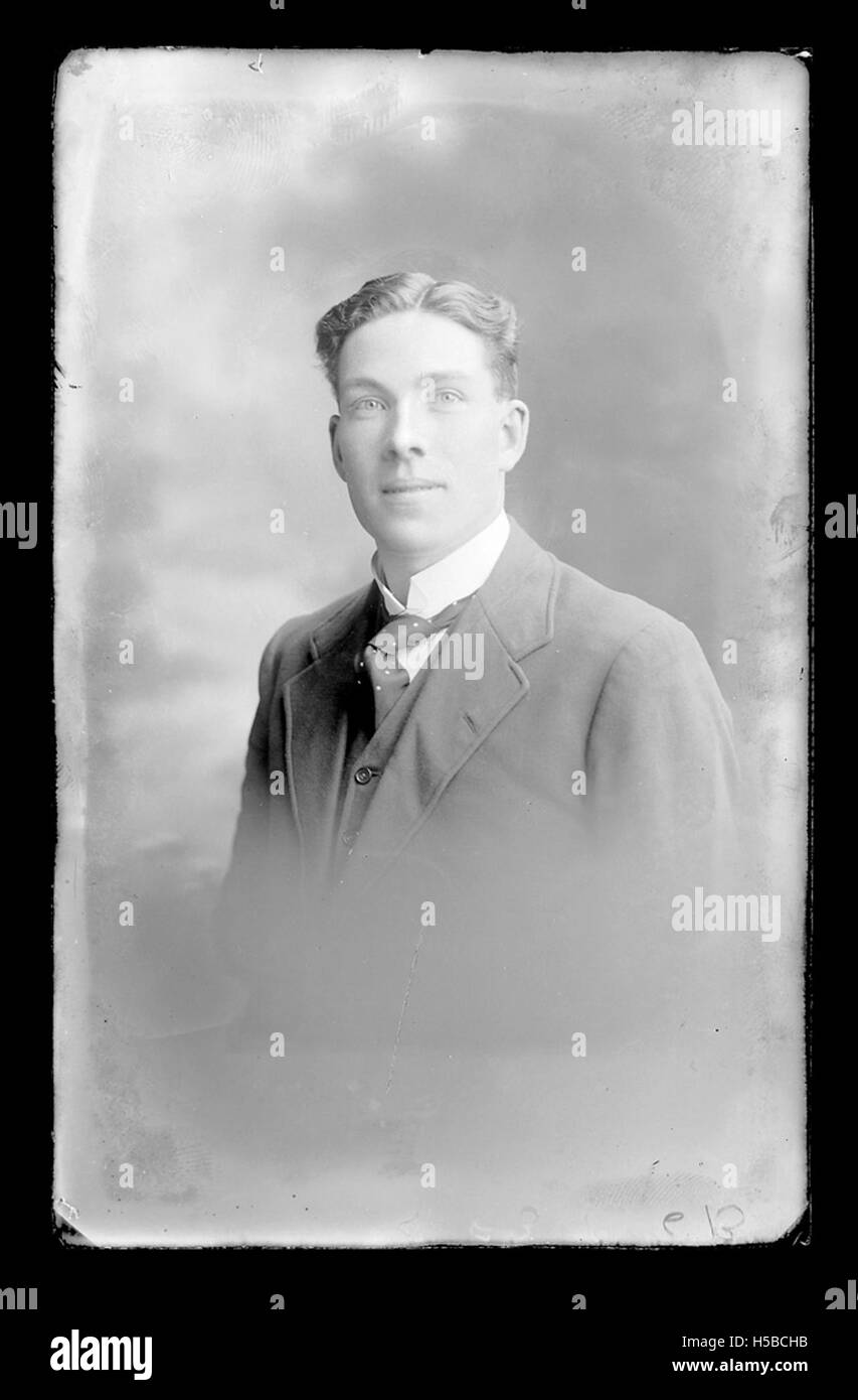 Der Titel stellt einen Code oder eine Referenznummer dar, die möglicherweise mit einer Sammlung oder einem Fotoarchiv zusammenhängt. Ohne zusätzlichen Kontext kann die Bedeutung der Referenznummer nicht bestimmt werden. Stockfoto