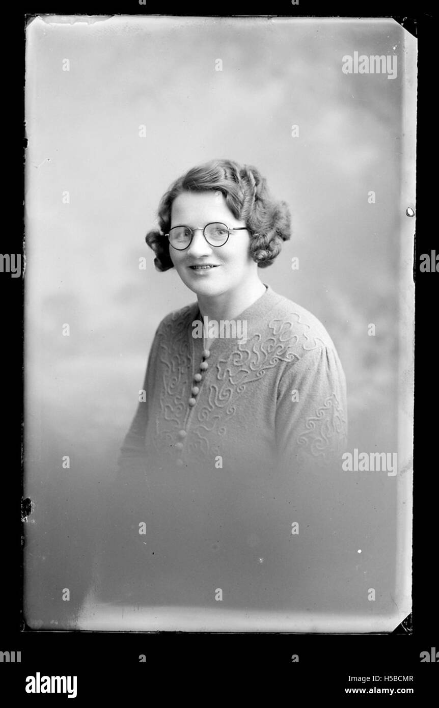 Nicht identifiziertes Archivbild, das wahrscheinlich eine codierte Referenz- oder Katalognummer enthält und zur Aufbewahrung oder Identifizierung verwendet wird. Stockfoto