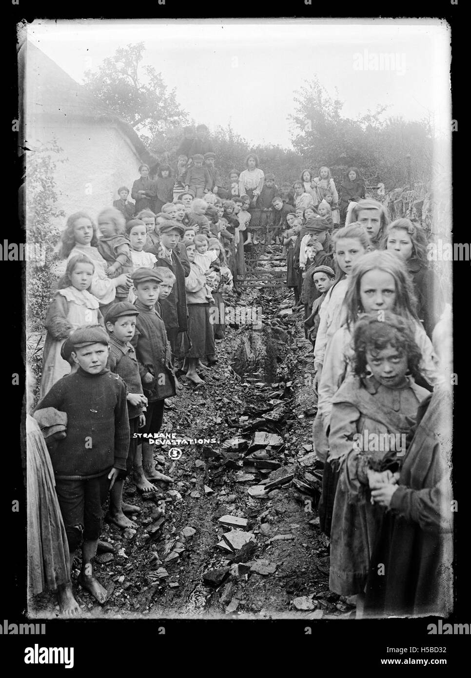 Foto, das die Folgen der schweren Überschwemmungen in Strabane, einer Stadt in Nordirland, zeigt. Das Bild zeigt die Zerstörung, die durch das Hochwasser in der Region verursacht wurde. Stockfoto