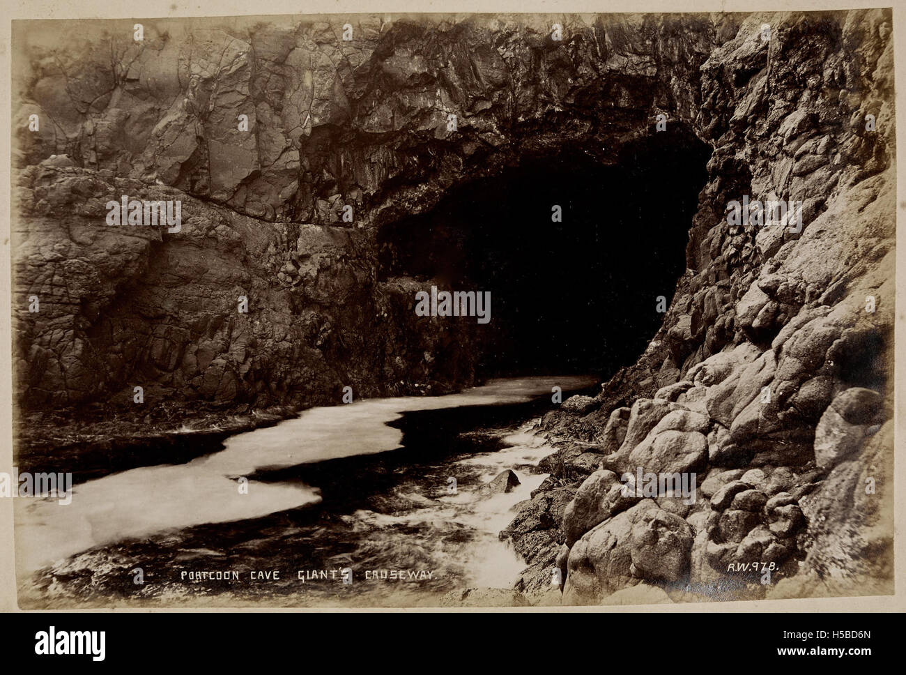 Dieses Foto zeigt die Portcoon Cave am Giant’s Causeway in Nordirland. Das Bild zeigt die einzigartige geologische Formation der Gegend, bekannt für ihre Basaltsäulen und die natürliche Schönheit. Stockfoto