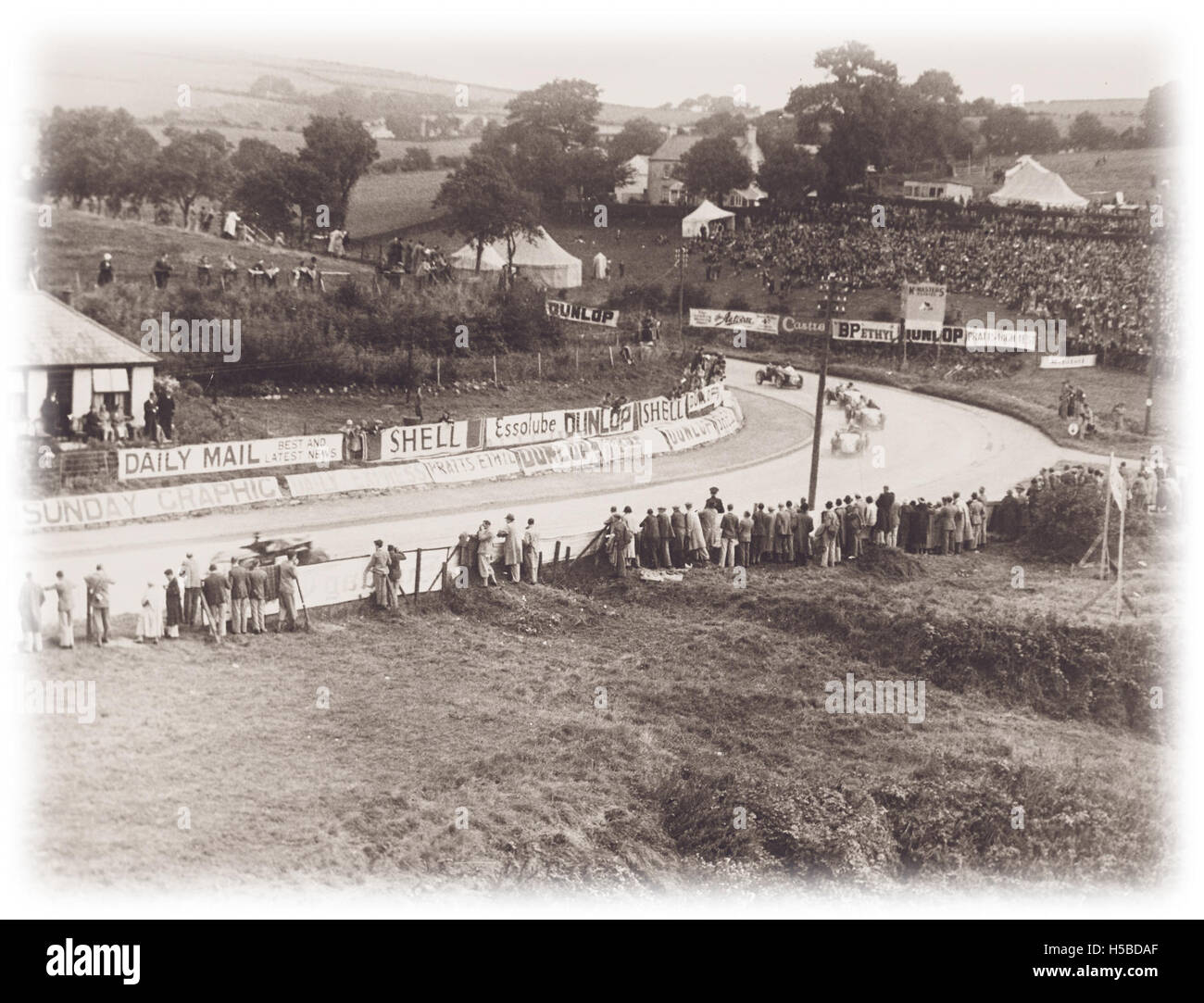 Ein Panoramafoto des ARDS Tourist Trophy Race, das 1929 stattfand. Die Veranstaltung war ein bedeutender Motorrennwettbewerb in Nordirland und ist eines der ältesten Rennen der Welt. Stockfoto