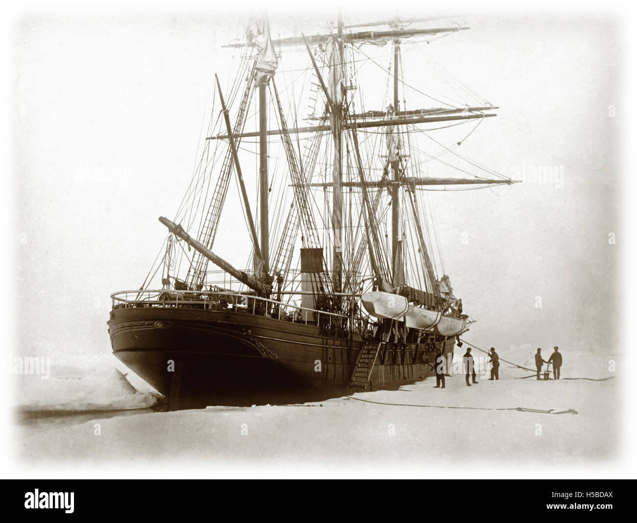 Dieses Bild ist Teil einer Serie über Polarforschung, die wahrscheinlich einen Moment aus einer historischen Expedition in die Arktis oder Antarktis zeigt. Polarforscher waren der Schlüssel zum Ausbau des geographischen Wissens im frühen 20. Jahrhundert. Stockfoto